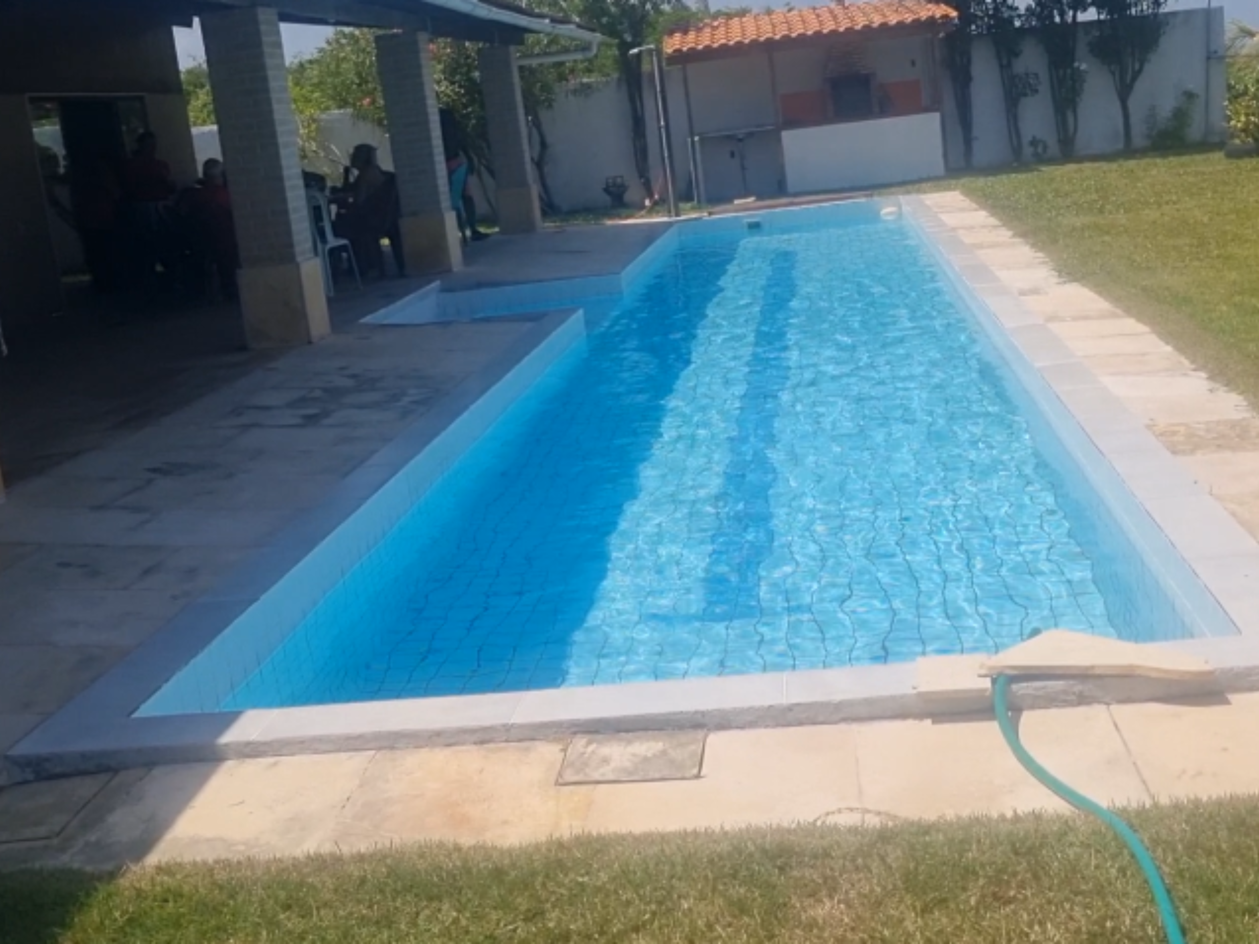 Piscina ao pôr do sol